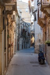 07-An alley in Siracusa